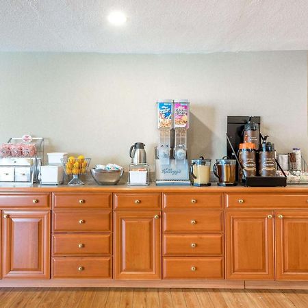 Super 8 By Wyndham Watertown/Cambridge/Boston Area Hotel Ngoại thất bức ảnh