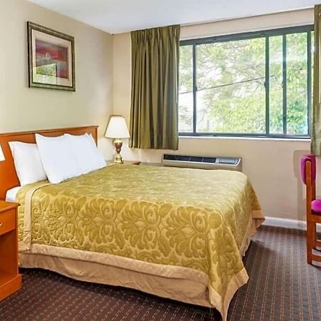 Super 8 By Wyndham Watertown/Cambridge/Boston Area Hotel Ngoại thất bức ảnh