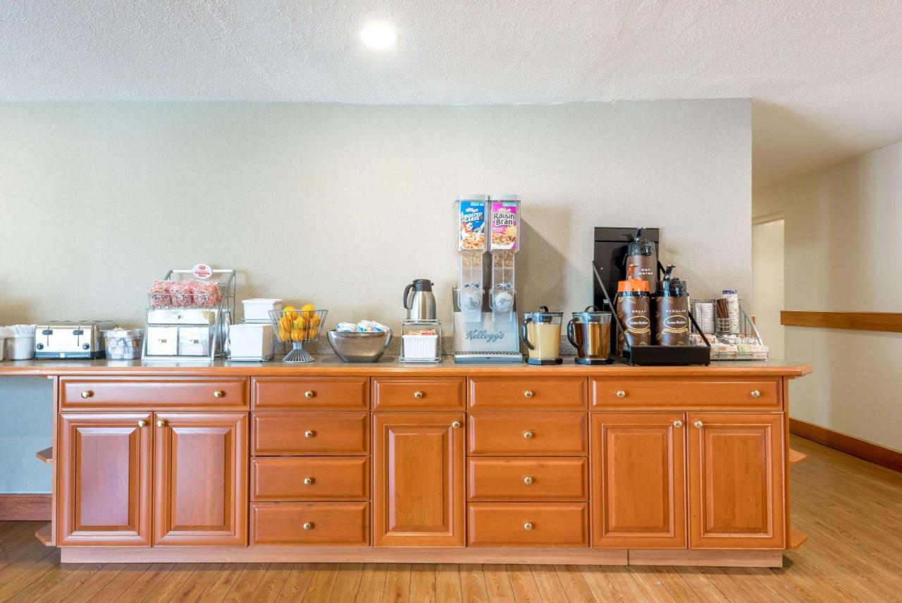 Super 8 By Wyndham Watertown/Cambridge/Boston Area Hotel Ngoại thất bức ảnh