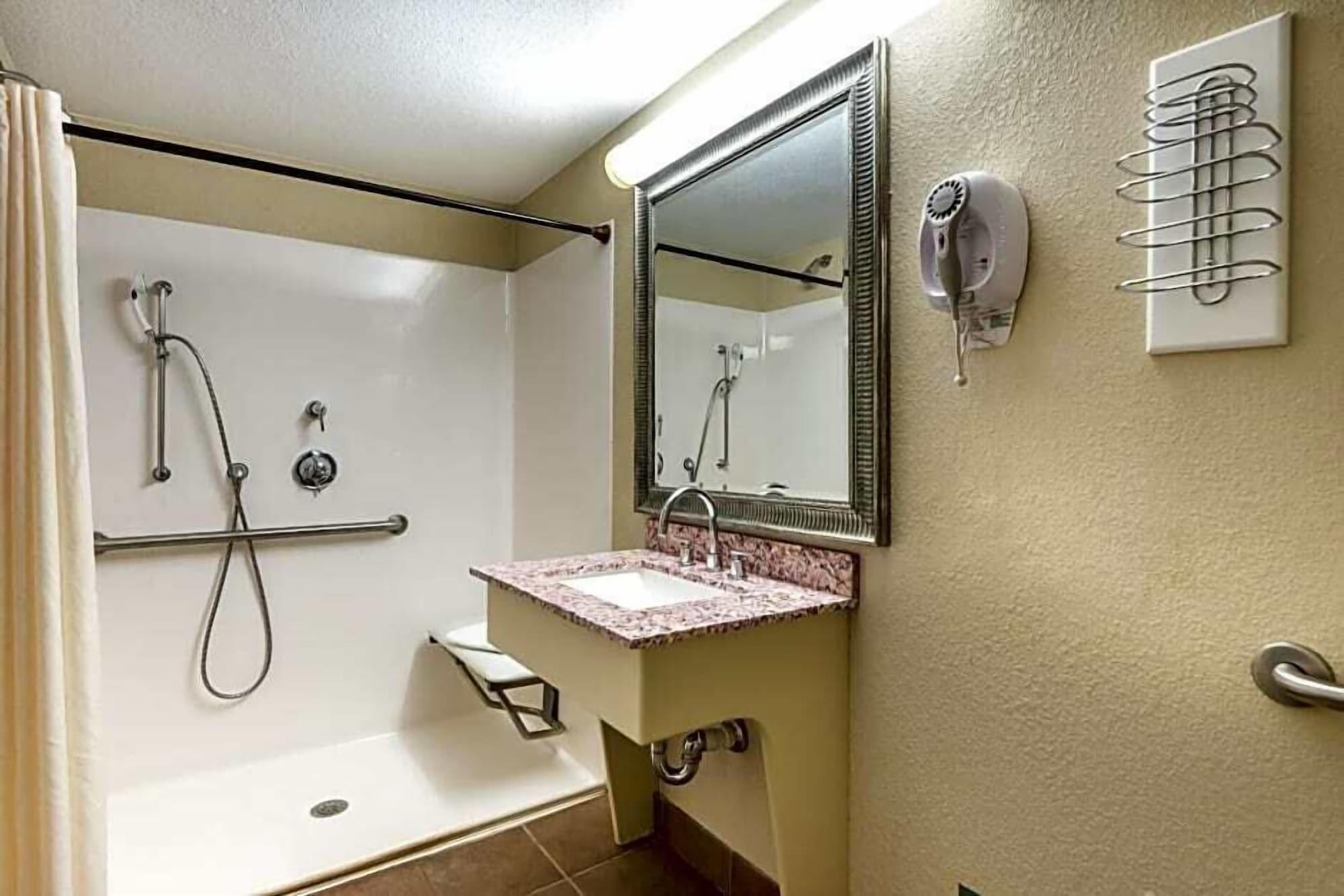Super 8 By Wyndham Watertown/Cambridge/Boston Area Hotel Ngoại thất bức ảnh