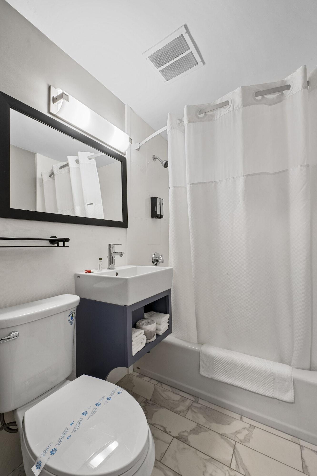 Super 8 By Wyndham Watertown/Cambridge/Boston Area Hotel Ngoại thất bức ảnh
