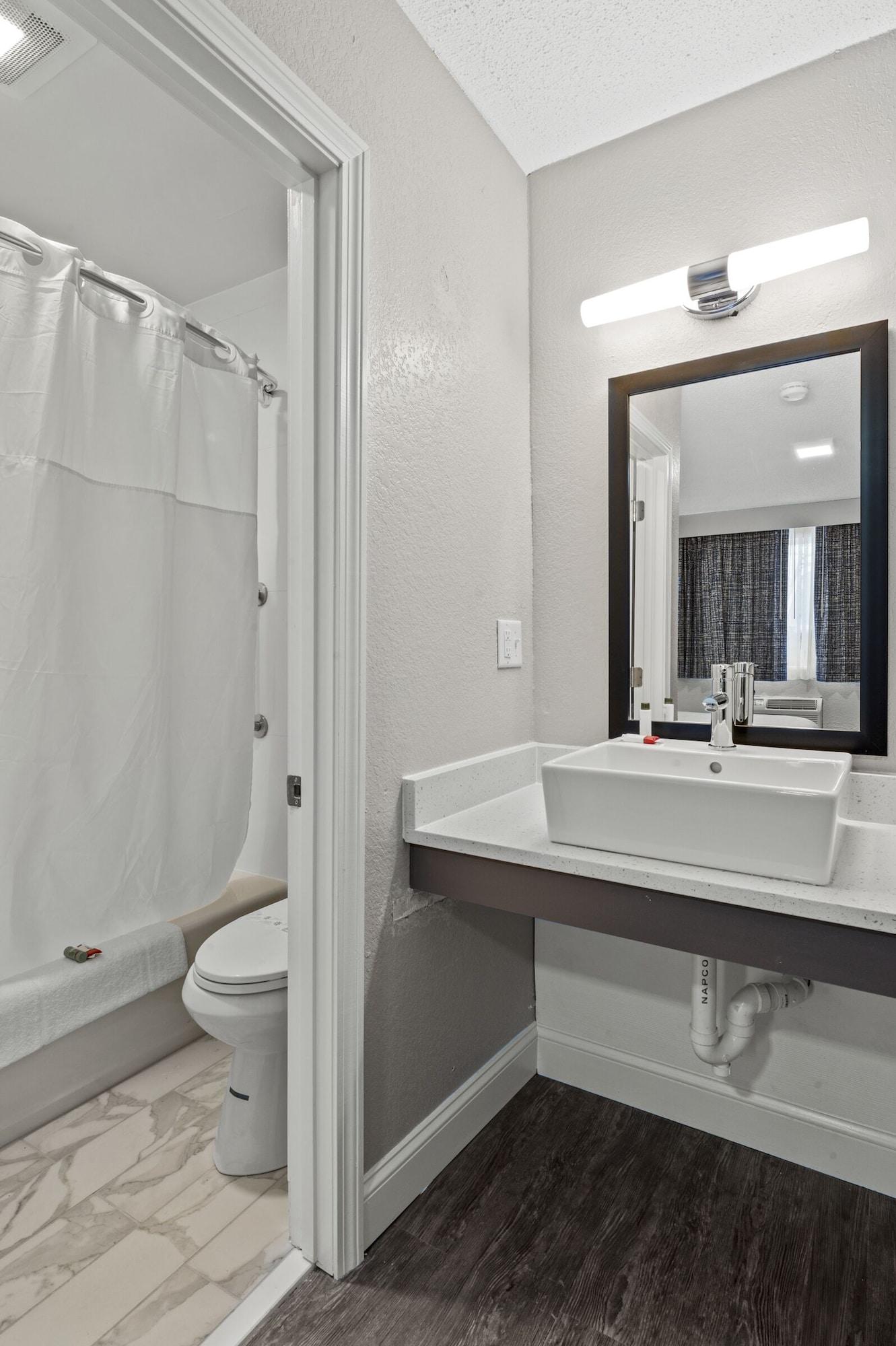 Super 8 By Wyndham Watertown/Cambridge/Boston Area Hotel Ngoại thất bức ảnh