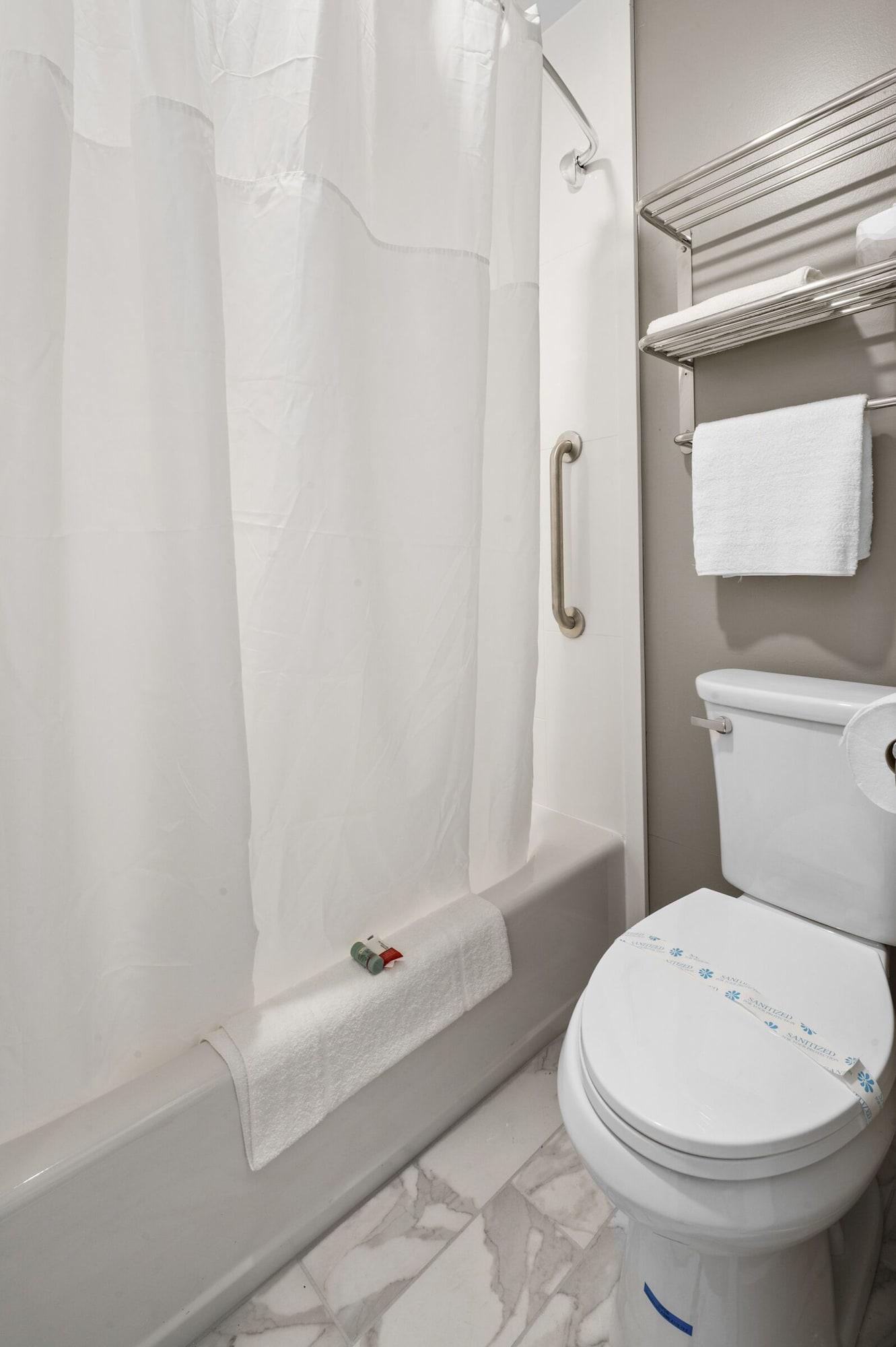 Super 8 By Wyndham Watertown/Cambridge/Boston Area Hotel Ngoại thất bức ảnh