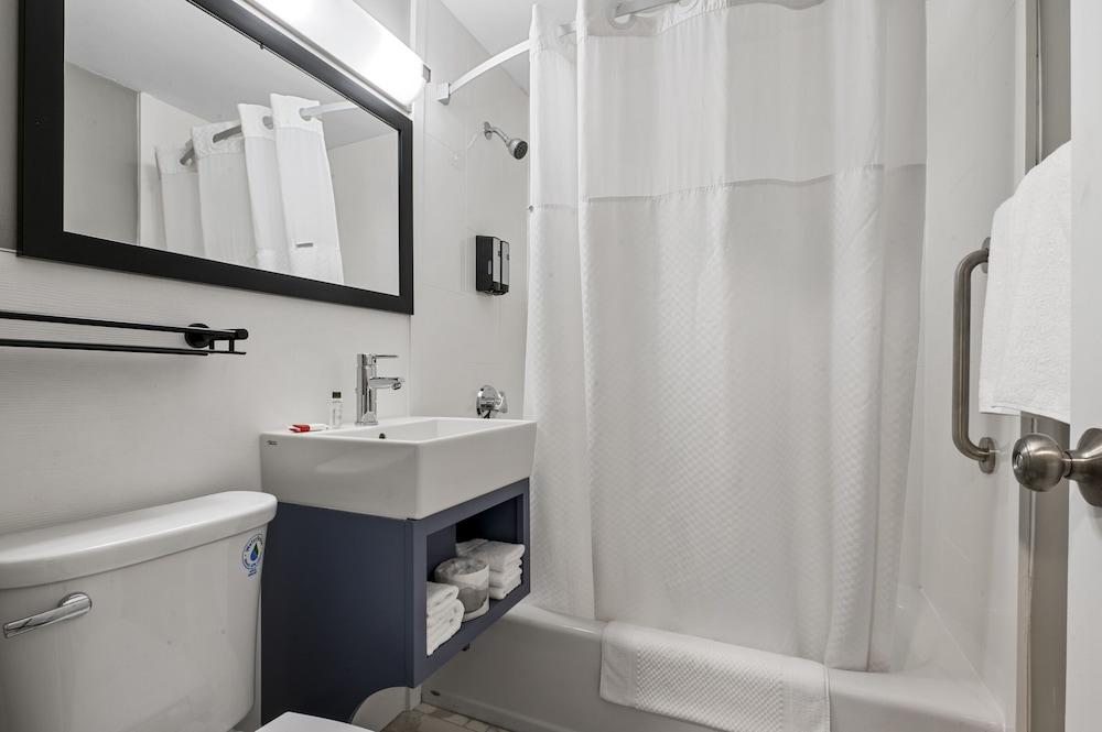 Super 8 By Wyndham Watertown/Cambridge/Boston Area Hotel Ngoại thất bức ảnh