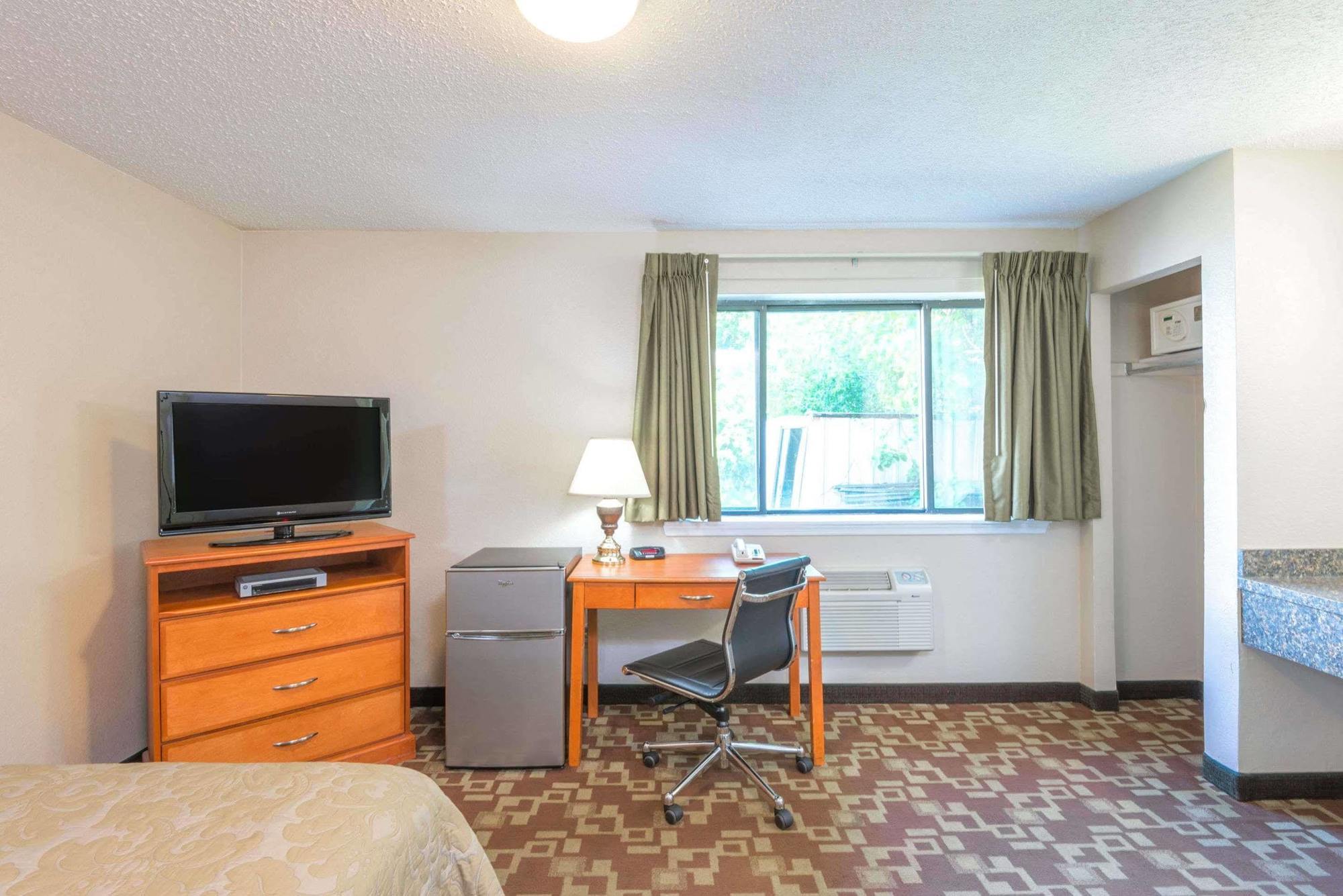 Super 8 By Wyndham Watertown/Cambridge/Boston Area Hotel Ngoại thất bức ảnh