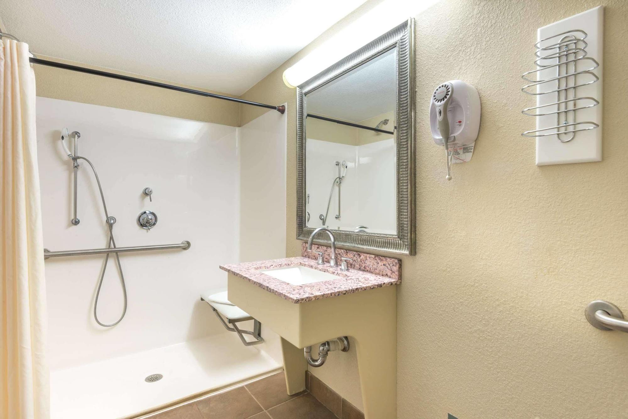 Super 8 By Wyndham Watertown/Cambridge/Boston Area Hotel Ngoại thất bức ảnh