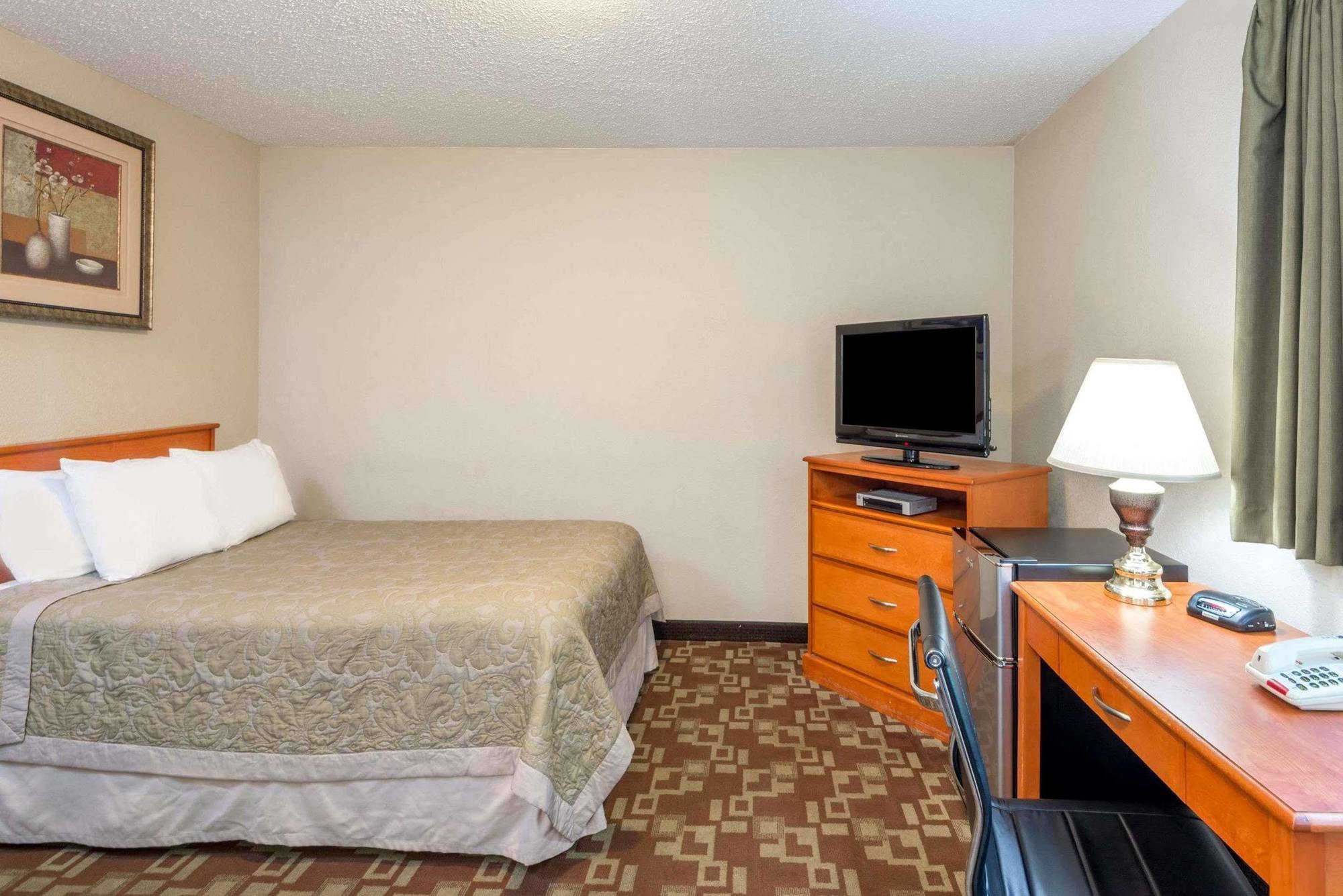 Super 8 By Wyndham Watertown/Cambridge/Boston Area Hotel Ngoại thất bức ảnh