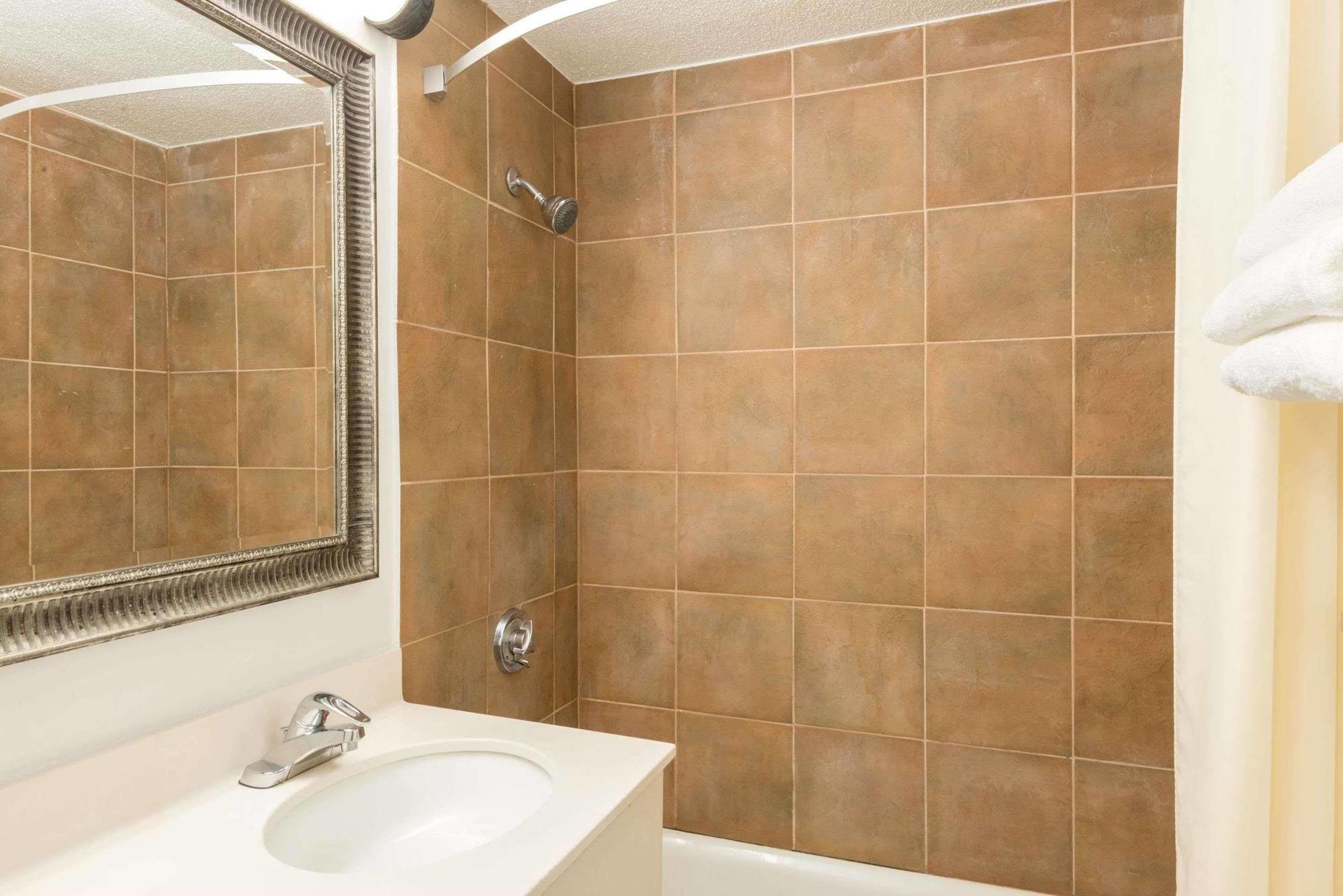Super 8 By Wyndham Watertown/Cambridge/Boston Area Hotel Ngoại thất bức ảnh