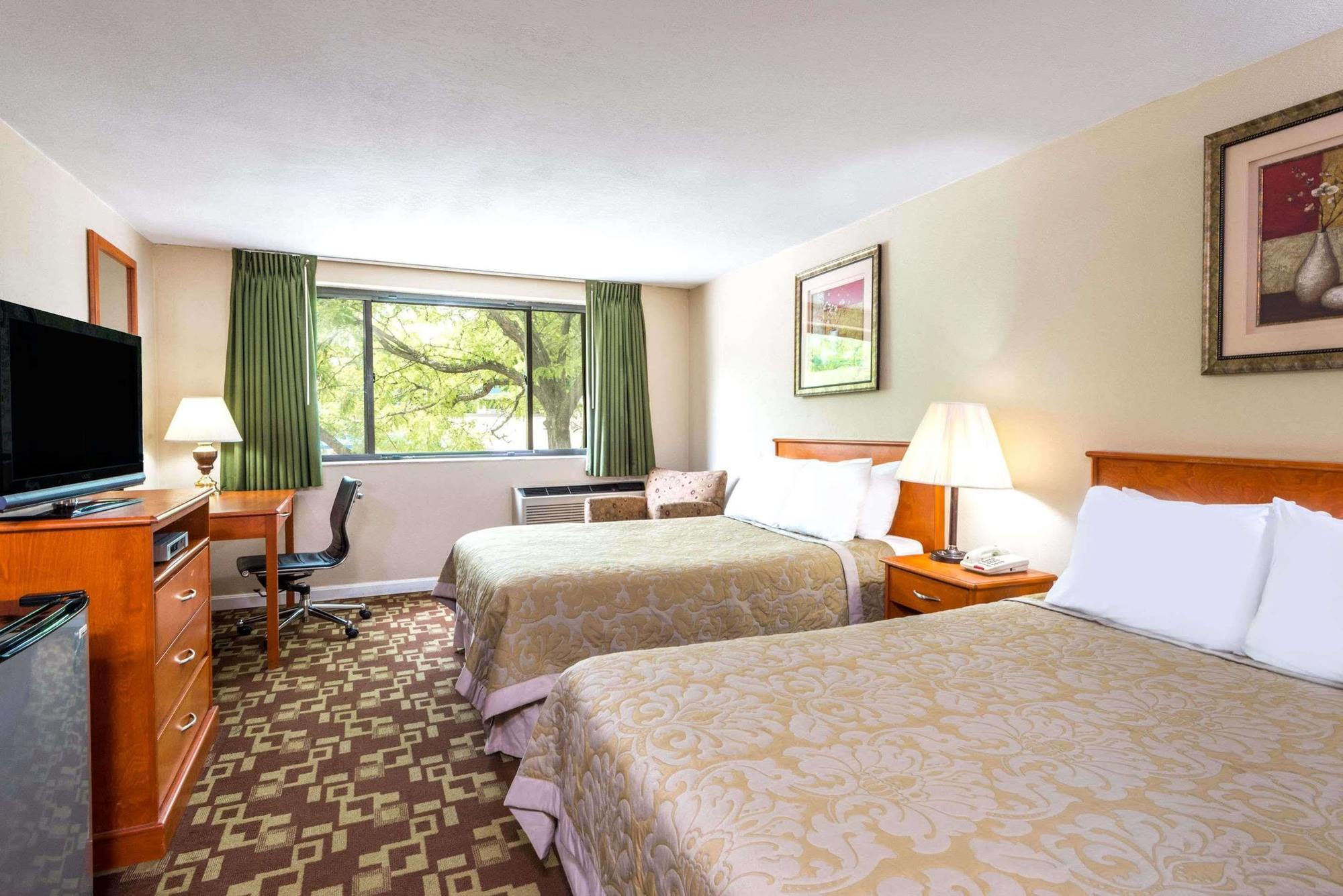 Super 8 By Wyndham Watertown/Cambridge/Boston Area Hotel Ngoại thất bức ảnh