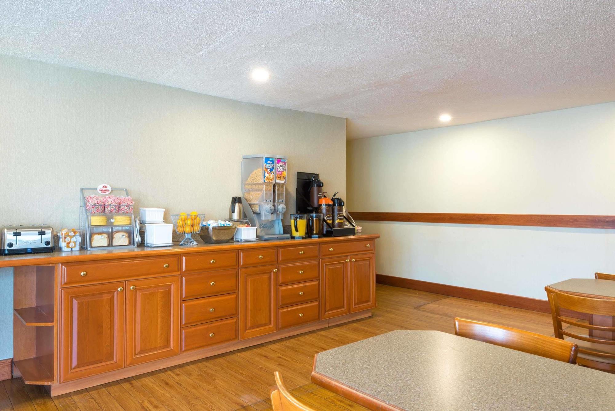 Super 8 By Wyndham Watertown/Cambridge/Boston Area Hotel Ngoại thất bức ảnh