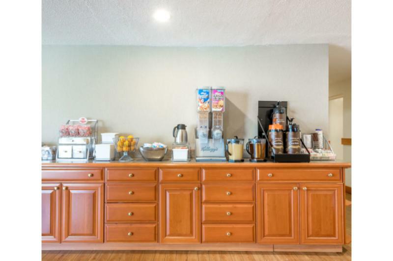 Super 8 By Wyndham Watertown/Cambridge/Boston Area Hotel Ngoại thất bức ảnh